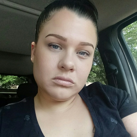 Meet your Posher, Caitlin - Picture 2 of 2